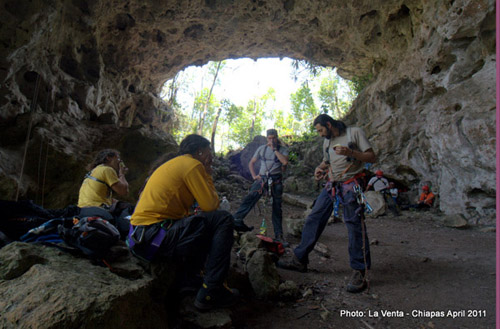 Istruttori e allievi all'arco naturale che dà il nome al rancho (Foto Francesco Sauro)